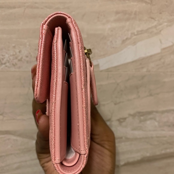 ✖️SOLD✖️Chanel 19S iridescent tri fold wallet 🌸 - Picture 6 of 8